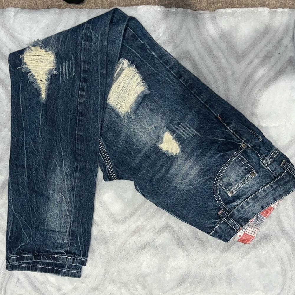 Barely worn distressed fashion jeans. Very nice pattern along the east band.